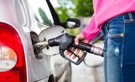 Indemnité carburant : les professionnels allant travailler en voiture peuvent toucher 100 €