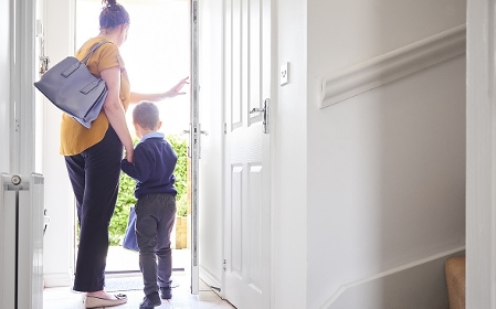 Les conditions de travail des assistantes familiales passées au crible