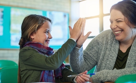 Accompagnement des élèves handicapés : parution des textes revalorisant les AESH