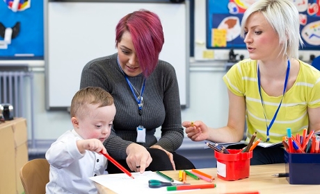 Une mission parlementaire prône un "investissement massif" pour les professionnels des crèches
