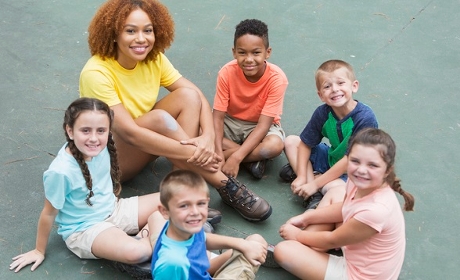 Protection de l'enfance : trois associations réclament le décret sur les taux d'encadrement