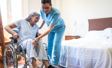 Aides-soignants et aides à domicile : des métiers toujours en tension
