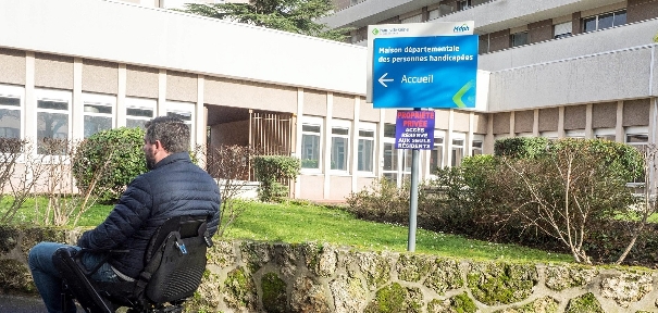 Handicap : des délais de traitement toujours trop longs dans les MDPH