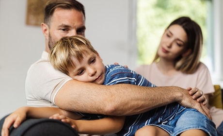 Enfance : des assistants familiaux réclament un "dispositif de crise" après les législatives