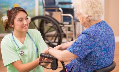 Fusion des sections soins et dépendance en Ehpad : les retouches apportées par la LFSS