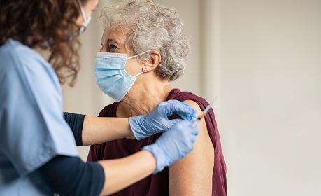 Covid-19&nbsp;: la HAS recommande un rappel de vaccination pour&nbsp;les résidents d'Ehpad et d'USLD