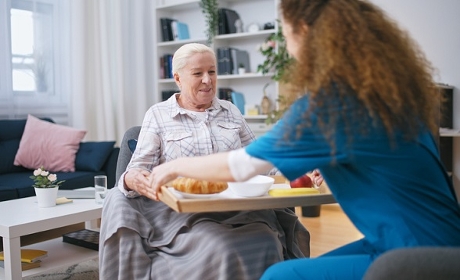 Entreprises d’aide à domicile : trop d’anomalies en matière de protection du consommateur