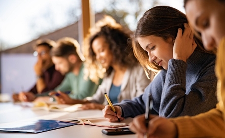 "Nos métiers disparaîtront" : une pétition contre la réforme des diplômes du travail social