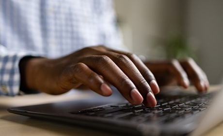 Titres de séjour : dix associations attaquent l'État pour les défaillances de la plateforme Anef