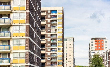 Politique de la ville : l'Igas appelle à mieux accompagner les adultes-relais
