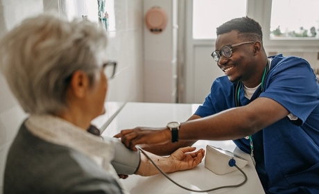 Aide à domicile&nbsp;: les clés de l'auto-organisation des équipes