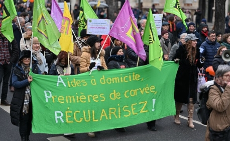 Régularisation des sans-papiers : l'aide à domicile, un métier en tension dans toutes les régions