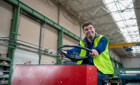 Handicap : l'instruction budgétaire 2025 suspend les tarifs plafonds en Esat