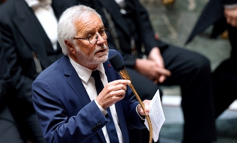 "Il n'y aura pas de suppression des CCAS", assure François Rebsamen