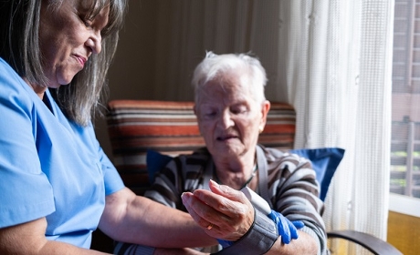 La loi sur les infirmiers renforce leur rôle dans les ESSMS