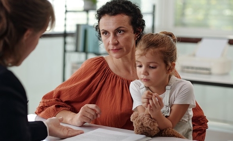 Protection de l'enfance : les décisions de placement ne devraient être prises qu'en "dernier recours"
