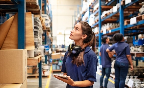 Que prévoit le gouvernement pour améliorer l'emploi des jeunes ?