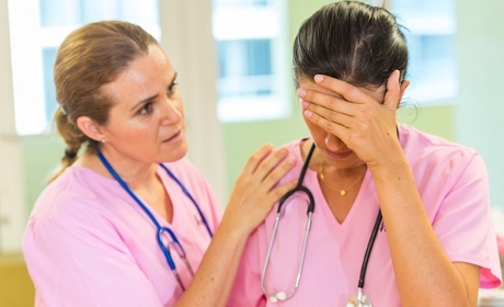 Violences en ESSMS : l'employeur peut déposer plainte pour son salarié