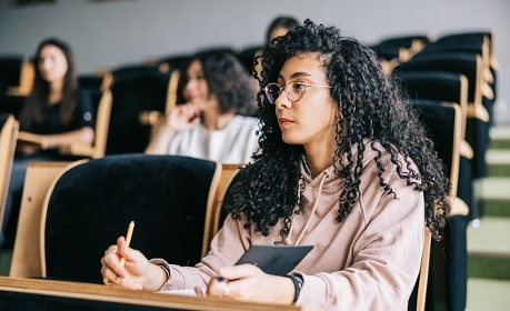 Réforme des diplômes de travail social : la colère n’est pas retombée