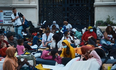 Faciliter l’accès au titre de séjour pour désengorger l’hébergement d’urgence ?