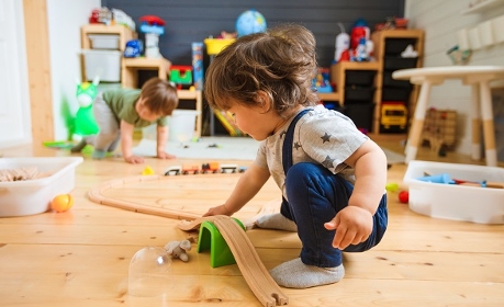 Assistantes maternelles : l'Igas propose de créer un "métier unique" de la petite enfance