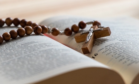 Protection de l'enfance : la remise d'une bible à un mineur justifie-t-elle un licenciement ?