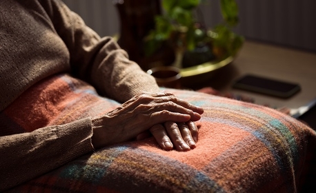 "Mort sociale" : 750 000 personnes âgées souffrent de solitude et d'isolement