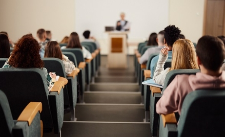 Réforme des diplômes de travail social : les critiques restent vives