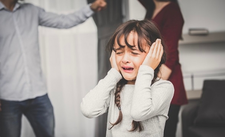 Violences intrafamiliales : bientôt "une ordonnance de sûreté" pour protéger l’enfant ?