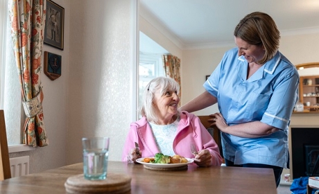 De l'ouvrier à l'aide à domicile, l'emploi peu qualifié a "changé de visage"