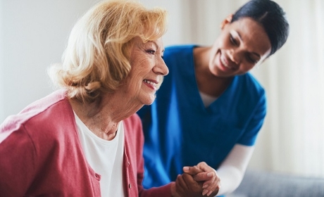 Ehpa : le département peut refuser de financer des postes d'aides-soignants