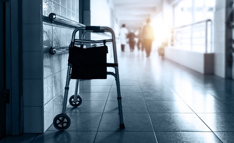 Les Ehpad publics et associatifs ont perdu plus d'un milliard d'euros en cinq ans