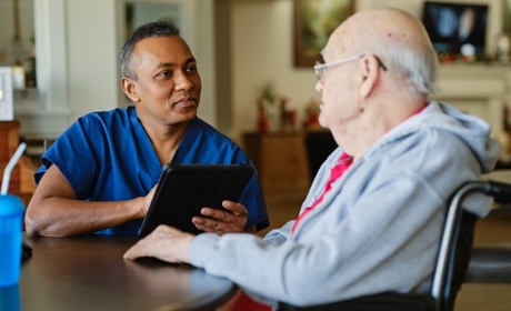 Insuffisamment justifié, le licenciement pour faute grave d'un aide-soignant annulé