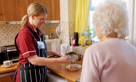 Action sociale de la Cnav&nbsp;: revalorisation de certaines aides aux personnes âgées
