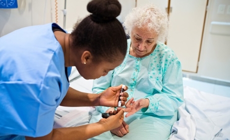 Infirmiers exerçant en ESSMS&nbsp;: des compétences élargies