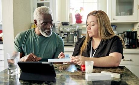 Branche de l'aide à domicile&nbsp;: hausse de salaire pour les aides-soignants