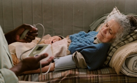 Fin de vie&nbsp;: un guide pour accompagner les personnes en situation de précarité