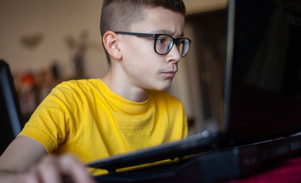 Mieux protéger les mineurs face aux risques des réseaux sociaux et de l’IA