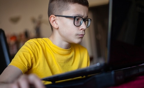 Mieux protéger les mineurs face aux risques des réseaux sociaux et de l’IA