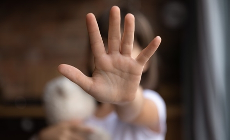 Abandon du projet de loi de protection de l'enfance&nbsp;: "vers un renoncement de l'État&nbsp;?"