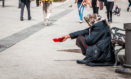 Les arrêtés anti-mendicité sont contraires à la Charte sociale européenne