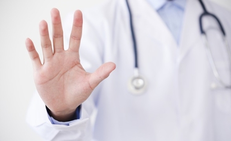 Aide médicale d'État&nbsp;: deux médecins&nbsp;sanctionnés pour avoir refusé des soins