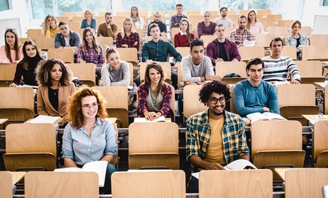 Travail social&nbsp;: qui sont les 56&nbsp;900 étudiants formés en 2022&nbsp;?