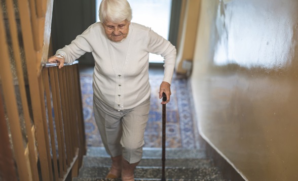 Aide à domicile&nbsp;: l'exonération de cotisations repoussée de 70 à 80 ans