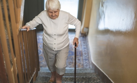 Aide à domicile&nbsp;: l'exonération de cotisations repoussée de 70 à 80 ans