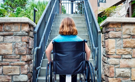 Accessibilité des ERP&nbsp;: APF France handicap attaque l'État en justice