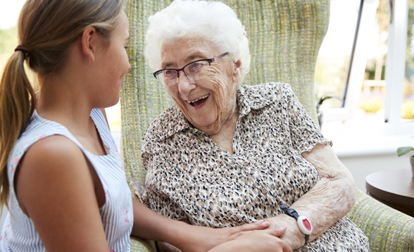 Droit de visite en ESMS&nbsp;: la DGCS précise les obligations des établissements