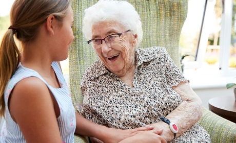 Droit de visite en ESMS&nbsp;: la DGCS précise les obligations des établissements