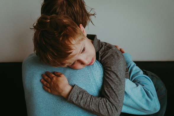 Face à la crise&nbsp;de la protection de l'enfance, le Sénat plaide pour généraliser les bonnes pratiques