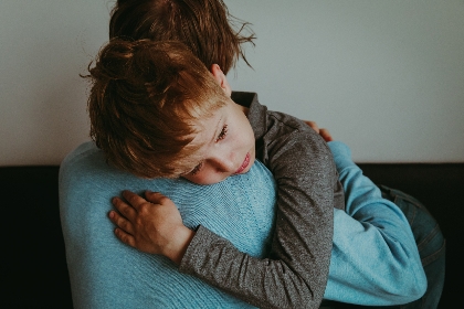 Face à la crise&nbsp;de la protection de l'enfance, le Sénat plaide pour généraliser les bonnes pratiques